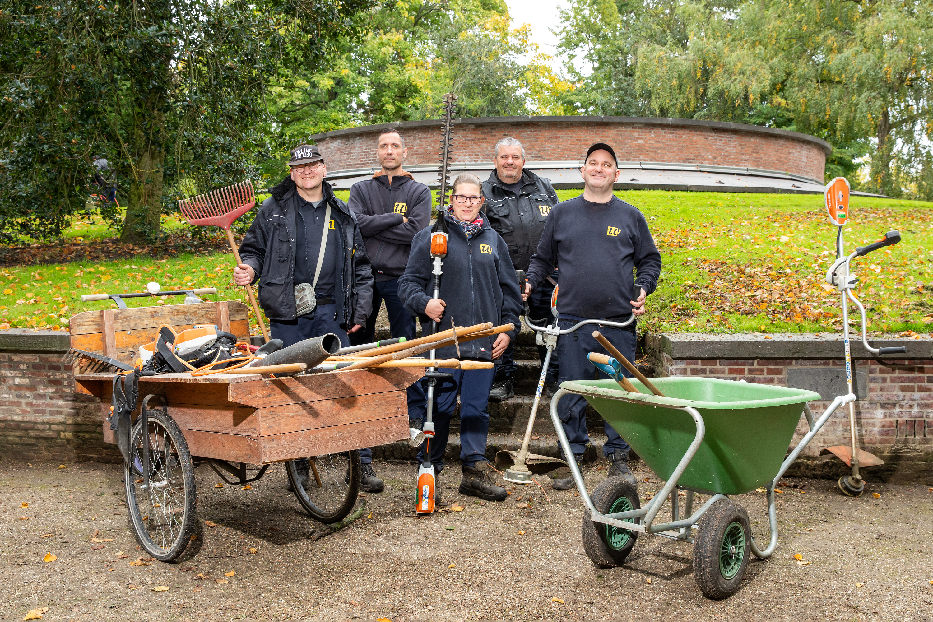 Begraafplaats Soestbergen is 1 van de 4 Utrechtse begraafplaatsen waar UW verantwoordelijk is voor het groenonderhoud. Van links naar rechts op deze foto: Rob Corbran, Alwin van Loveren, Chantal Blankenstein, Luc Rameysen en Wesley Semler.