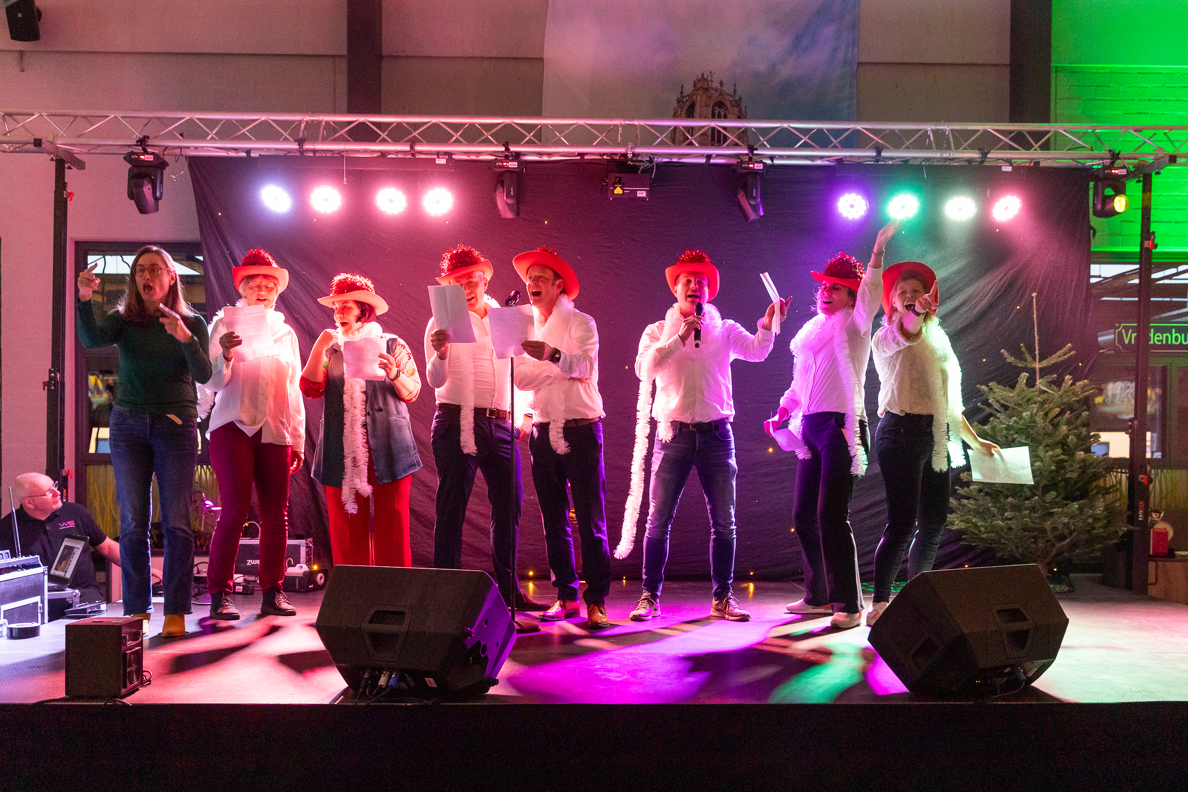 Het MT zingt ‘Beleef het bij UW in Utreg’