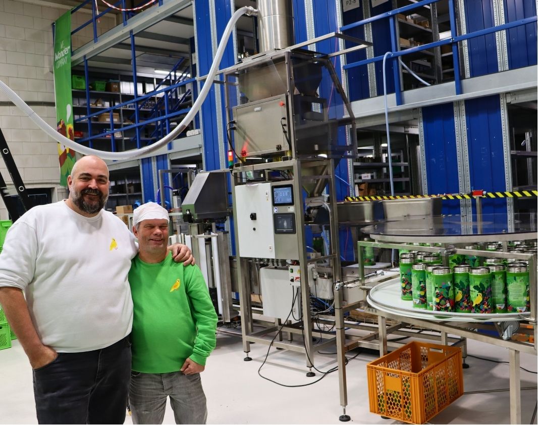 John (rechts) samen met leidinggevende Frans (links)