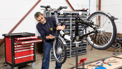 Fietsen assembleren op de afdeling Metaal