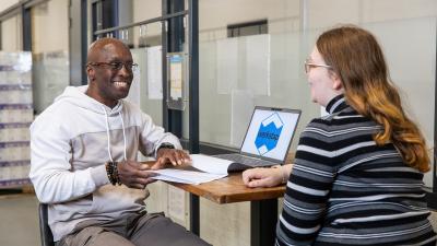 Martin in gesprek met een kandidaat op de UWA