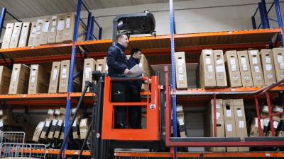 Anthony op een reachtruck in het magazijn