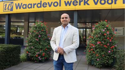 Brahim Abid voor het gebouw van UW