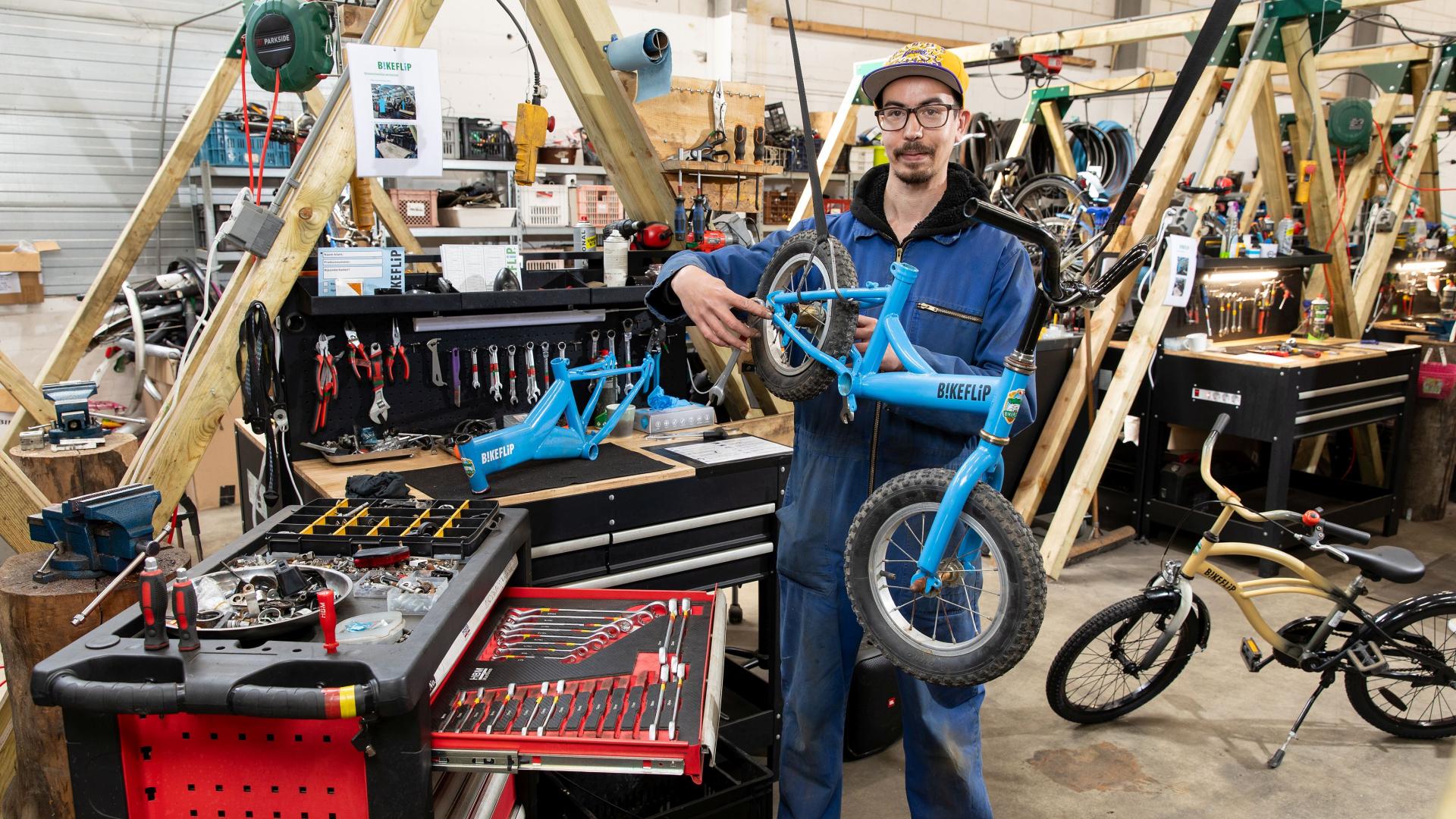 Marvin bij BikeFlip in de werkplaats