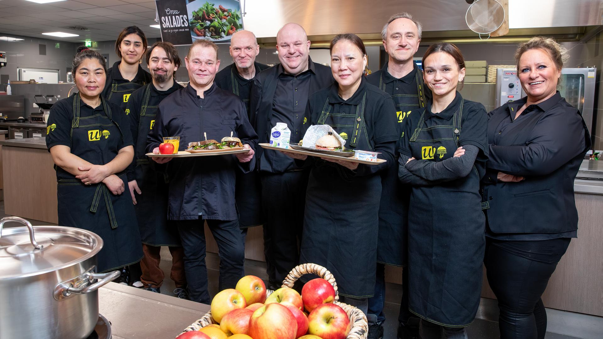 Het team catering in de keuken van UW