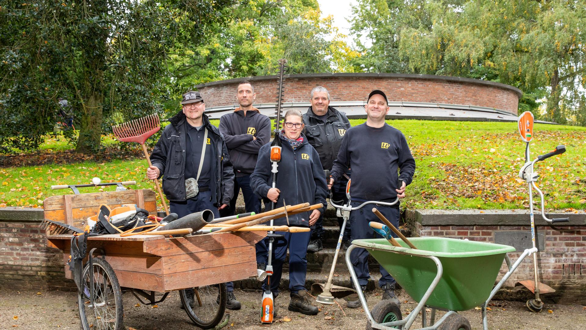Medewerkers en werkleider van het team op de begraafplaats