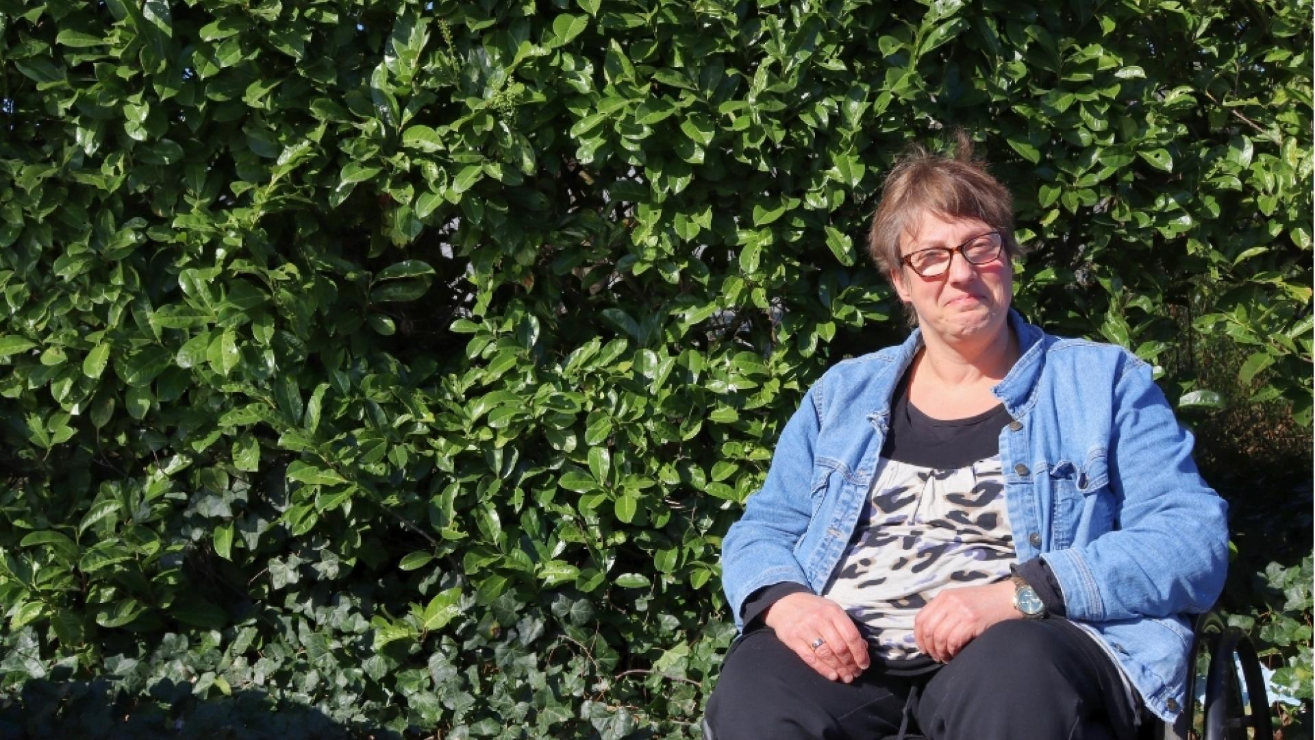 Judith buiten voor de heg