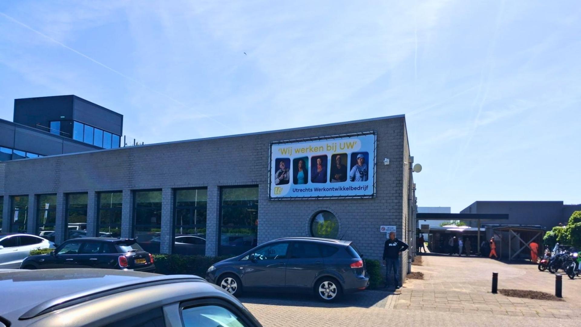 Het spandoek op de gevel op de Niels Borhweg 121