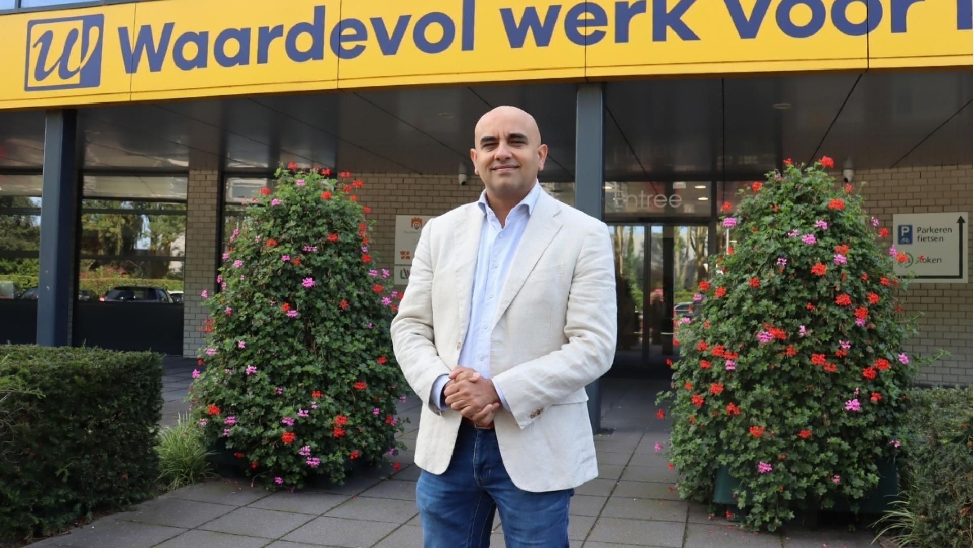 Brahim Abid voor het gebouw van UW