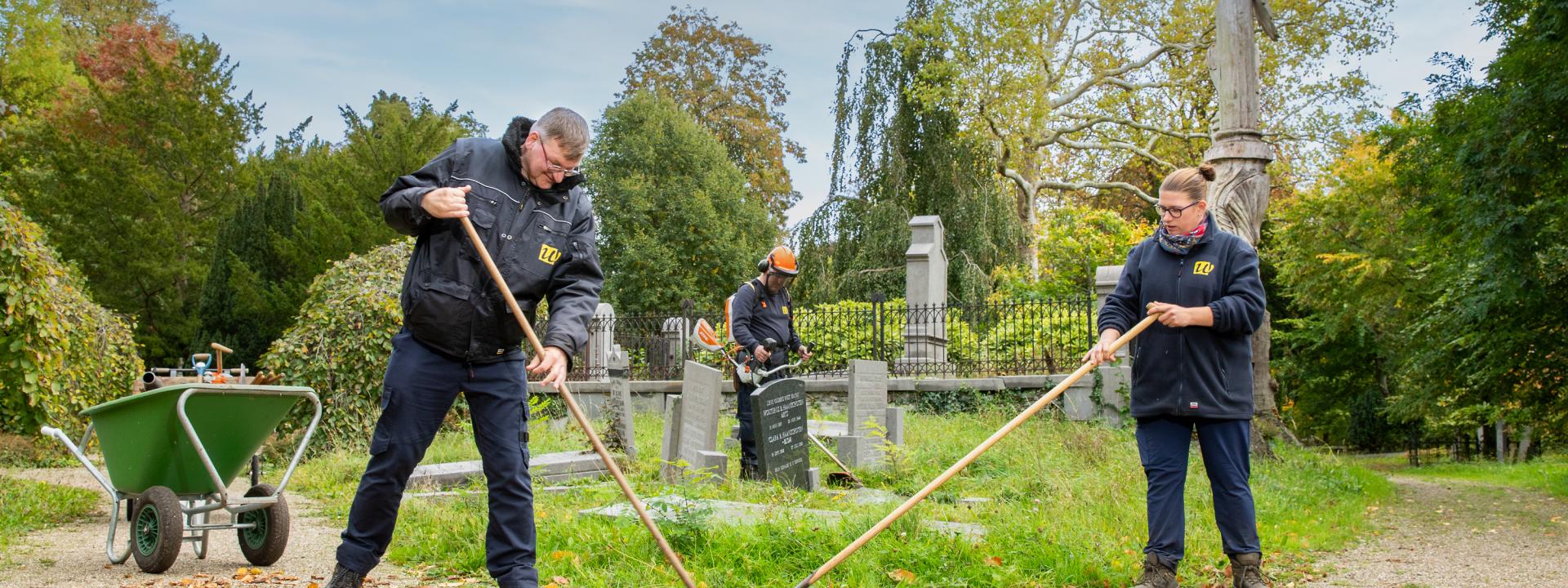 De begraafplaats soestbergen met 3 medewerkers