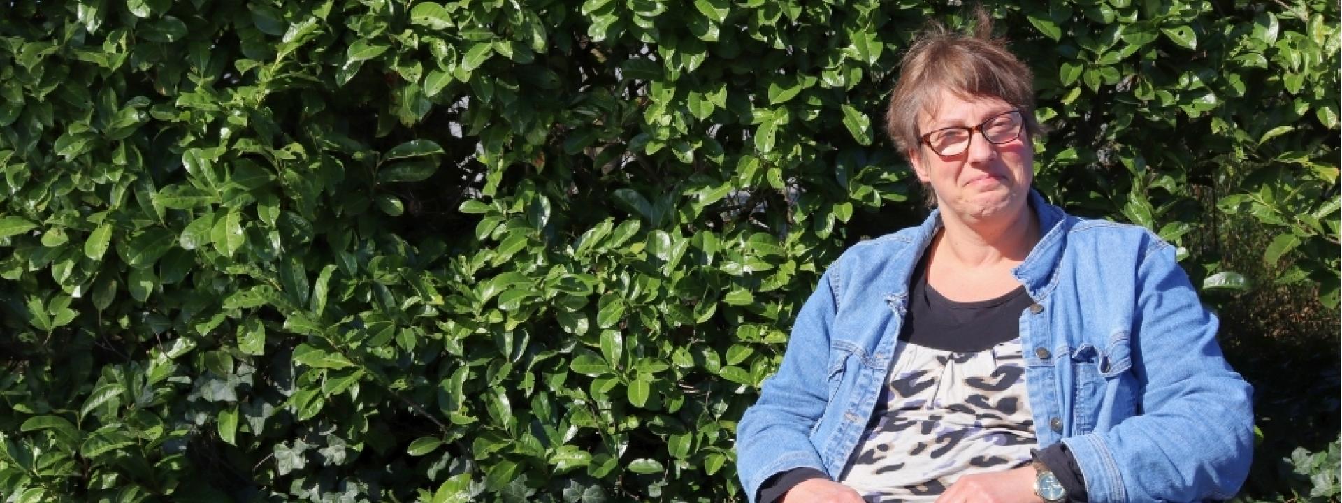 Judith buiten voor de heg