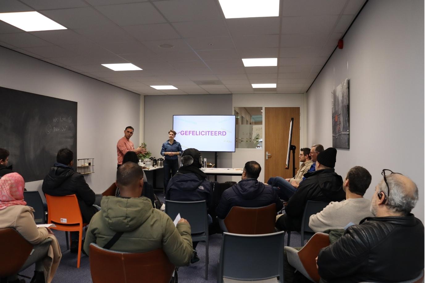 De tolk vertaalt de uitleg van Rachel Samuel in meerdere talen